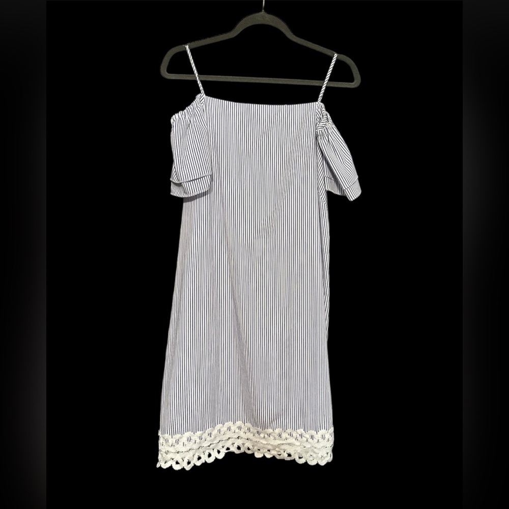 Julia Jordan size 6 off shoulder dress